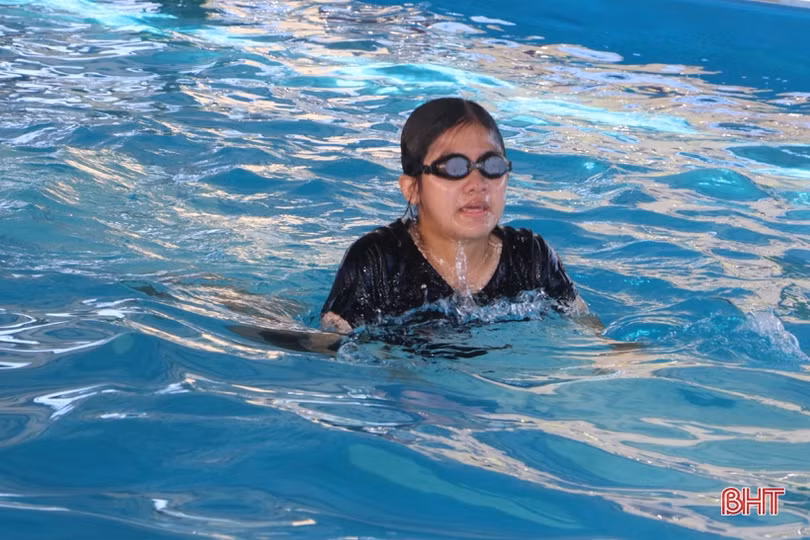 Dạy bơi miễn phí cho học sinh miền núi Vũ Quang