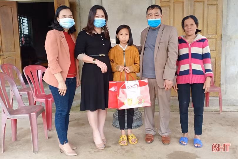 “Mẹ đỡ đầu” viết tiếp giấc mơ cho trẻ em khó khăn ở Hương Sơn