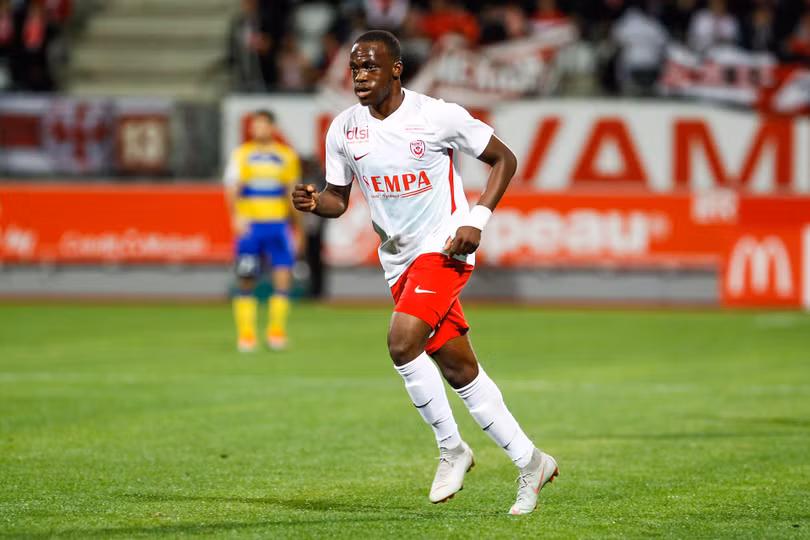 6 tiền vệ cạnh tranh với Quang Hải tại Pau