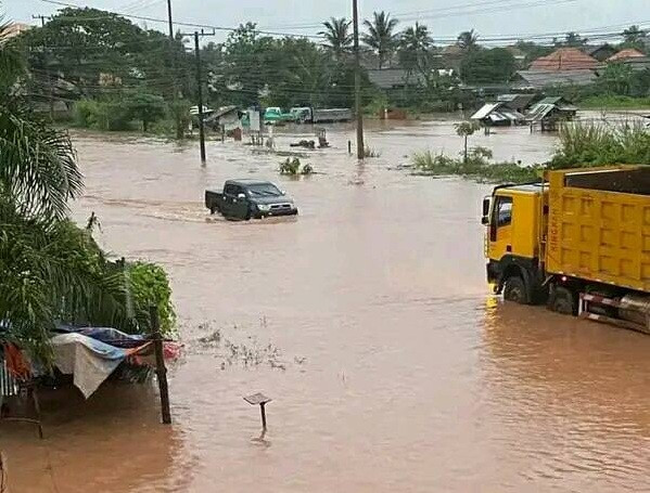 Mưa lớn làm ngập nhiều tuyến phố và nhà dân ở Thủ đô Vientiane, Lào