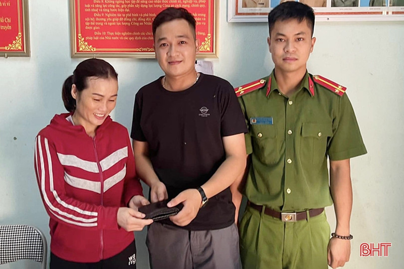 Nhặt được ví tiền, người phụ nữ ở Nghi Xuân nhờ công an tìm người trả lại
