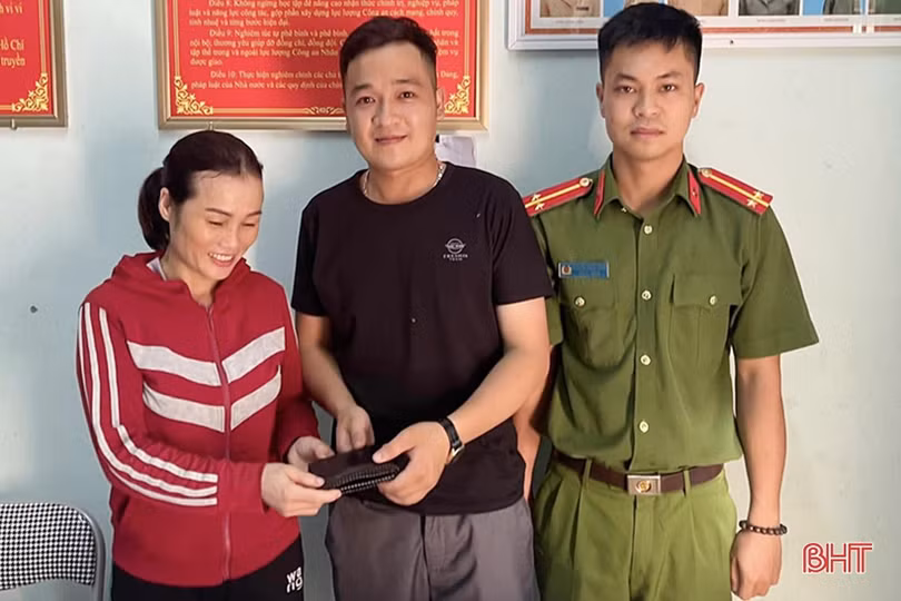 Nhặt được ví tiền, người phụ nữ ở Nghi Xuân nhờ công an tìm người trả lại