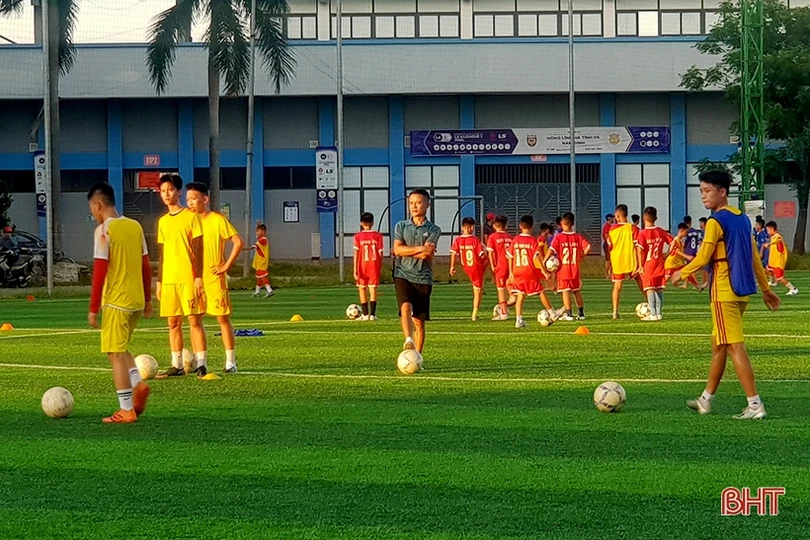 “Ngôi sao bóng đá một thời trở lại sân cỏ đào tạo cầu thủ trẻ Hà Tĩnh