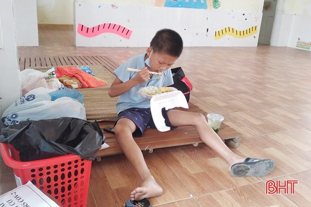 Xúc động hình ảnh các em nhỏ Tân Lâm Hương trong khu cách ly tập trung