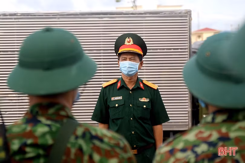 Quân khu 4 phun khử khuẩn các khu vực phong tỏa ở TP Hà Tĩnh