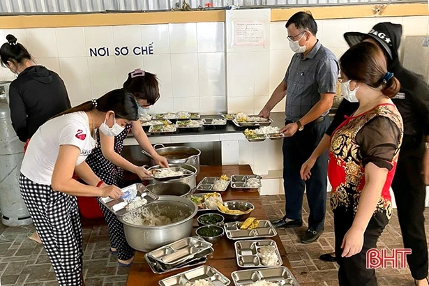 Phụ nữ Hà Tĩnh góp lương thực, nấu cơm hỗ trợ các khu cách ly 