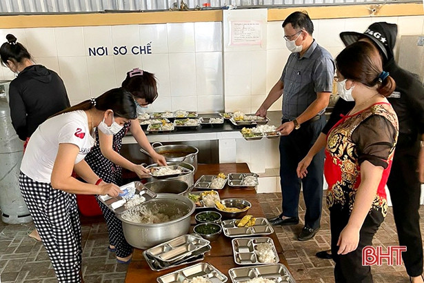 Phụ nữ Hà Tĩnh góp lương thực, nấu cơm hỗ trợ các khu cách ly 