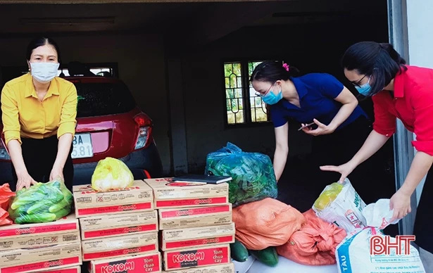 Phụ nữ Hà Tĩnh góp lương thực, nấu cơm hỗ trợ các khu cách ly 