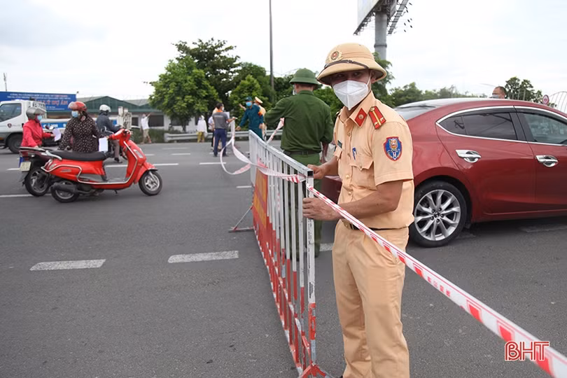 Một bộ phận người dân TP Hà Tĩnh vẫn ra khỏi nhà... câu cá, thể dục