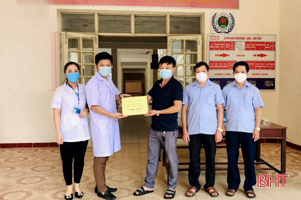 Các tổ chức, cá nhân trao hỗ trợ công tác phòng chống dịch ở Hương Sơn, Nghi Xuân