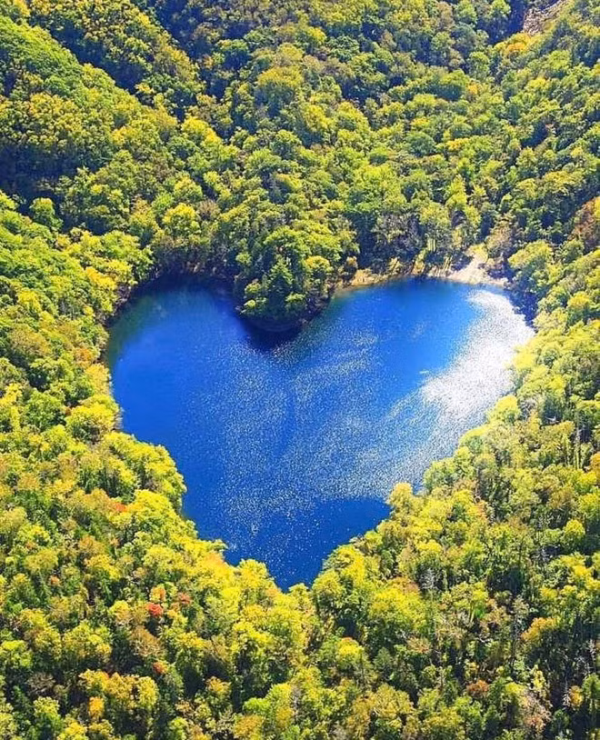 Hồ nước hình trái tim lãng mạn nhất Nhật Bản