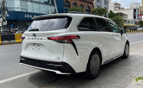 Cận cảnh Toyota Sienna XSE 2021 với thiết kế thể thao hơn