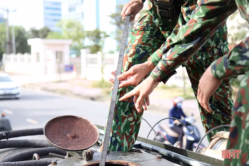 Quân khu 4 phun khử khuẩn các khu vực phong tỏa ở TP Hà Tĩnh