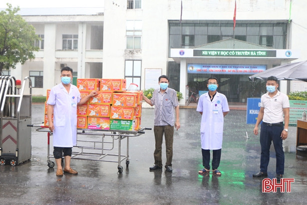 Một doanh nghiệp ở Bình Dương tặng 500 thùng nước uống dinh dưỡng phục vụ chống dịch ở Hà Tĩnh