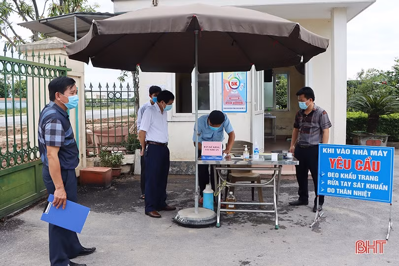 Các doanh nghiệp ở CCN Bắc Cẩm Xuyên cho nhiều công nhân nghỉ việc để phòng dịch