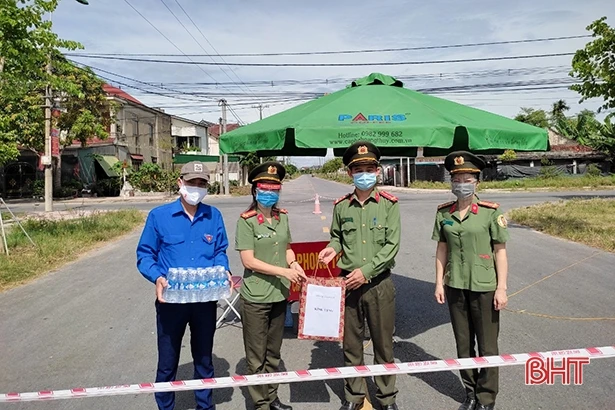 Phụ nữ Hà Tĩnh góp lương thực, nấu cơm hỗ trợ các khu cách ly 