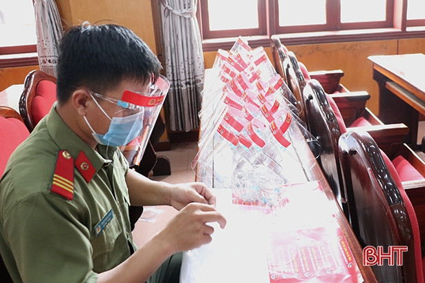 Tuổi trẻ Công an Hà Tĩnh làm 1.000 tấm chắn giọt bắn phòng dịch Covid-19