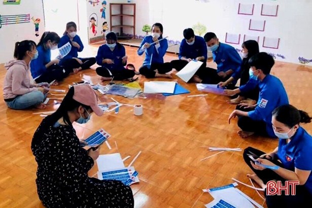 Tuổi trẻ Hương Sơn làm 400 kính chắn giọt bắn tặng lực lượng phòng, chống dịch