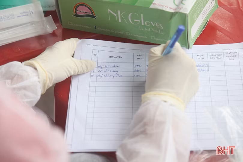 Test nhanh Covid-19 tạo thuận lợi cho người dân rời thành phố Hà Tĩnh