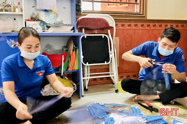 Tuổi trẻ Hương Sơn làm 400 kính chắn giọt bắn tặng lực lượng phòng, chống dịch