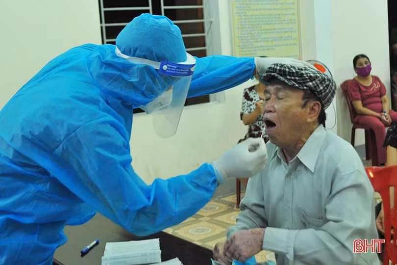 TP Hà Tĩnh xuyên đêm lấy mẫu xét nghiệm virus SARS-CoV-2