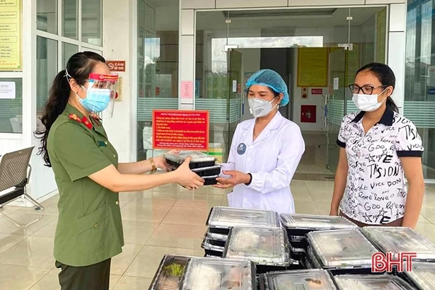 Phụ nữ Hà Tĩnh góp lương thực, nấu cơm hỗ trợ các khu cách ly 