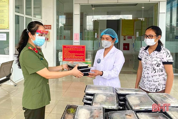 Phụ nữ Hà Tĩnh góp lương thực, nấu cơm hỗ trợ các khu cách ly 