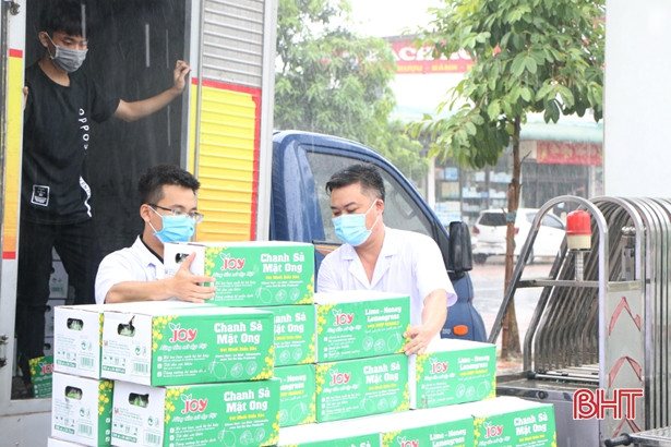 Một doanh nghiệp ở Bình Dương tặng 500 thùng nước uống dinh dưỡng phục vụ chống dịch ở Hà Tĩnh