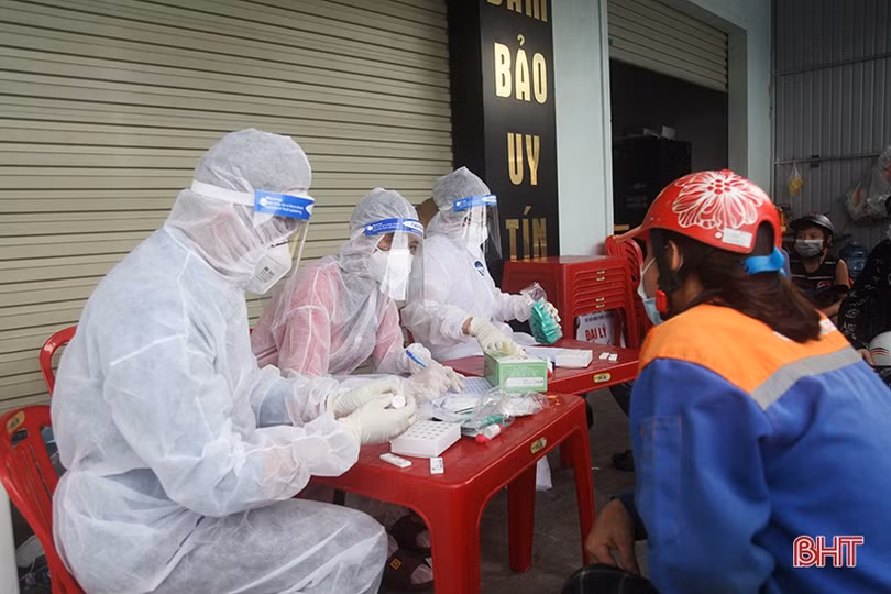 Test nhanh Covid-19 tạo thuận lợi cho người dân rời thành phố Hà Tĩnh