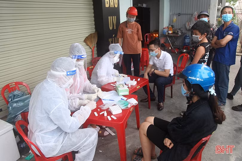 Test nhanh Covid-19 tạo thuận lợi cho người dân rời thành phố Hà Tĩnh