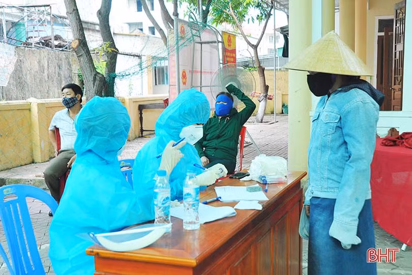 TP Hà Tĩnh xuyên đêm lấy mẫu xét nghiệm virus SARS-CoV-2