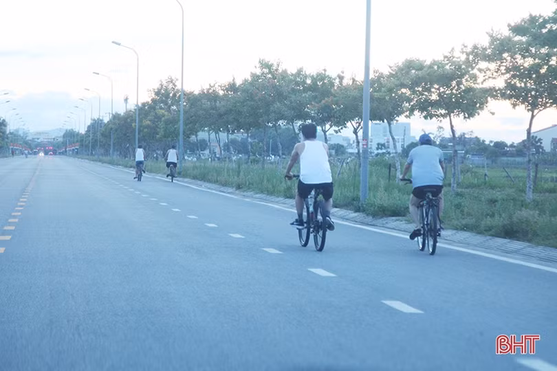 Một bộ phận người dân TP Hà Tĩnh vẫn ra khỏi nhà... câu cá, thể dục