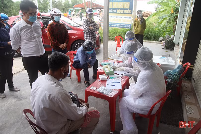 Test nhanh Covid-19 tạo thuận lợi cho người dân rời thành phố Hà Tĩnh