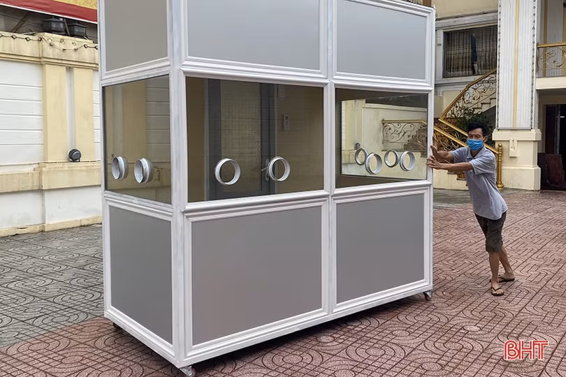 Trao tặng buồng lấy mẫu xét nghiệm chống nóng cho CDC Hà Tĩnh