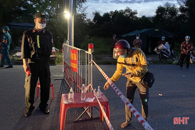 Cung ứng hàng hóa qua các chốt phòng dịch ở TP Hà Tĩnh