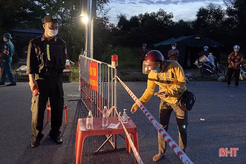 Cung ứng hàng hóa qua các chốt phòng dịch ở TP Hà Tĩnh