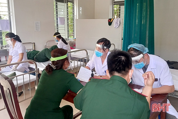 Hà Tĩnh: Hơn 400 cán bộ, chiến sỹ được tiêm vắc-xin phòng, chống dịch Covid-19