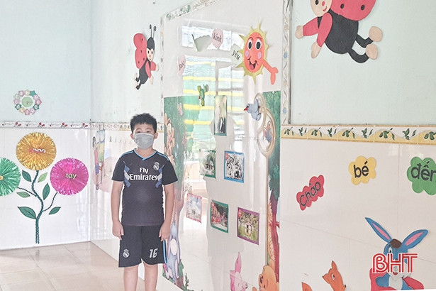 Xúc động hình ảnh các em nhỏ Tân Lâm Hương trong khu cách ly tập trung