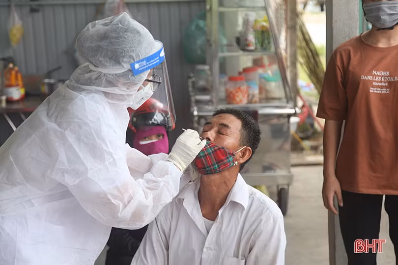 Test nhanh Covid-19 tạo thuận lợi cho người dân rời thành phố Hà Tĩnh