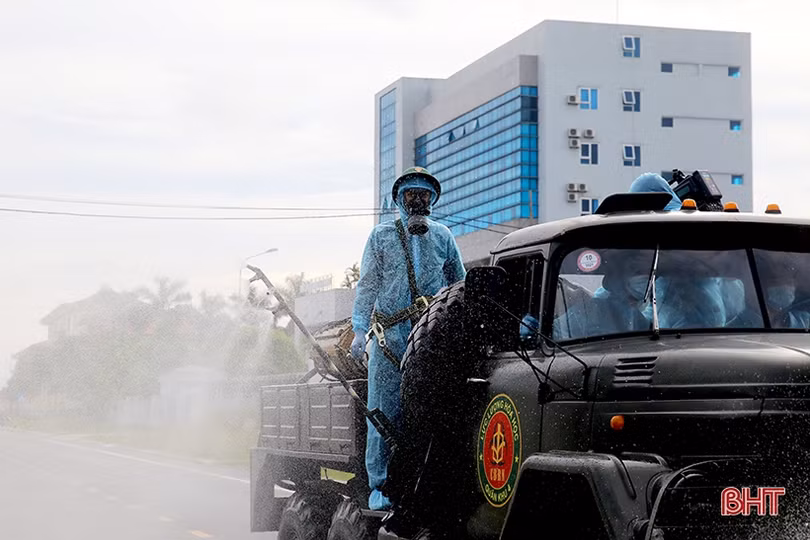 Quân khu 4 phun khử khuẩn các khu vực phong tỏa ở TP Hà Tĩnh