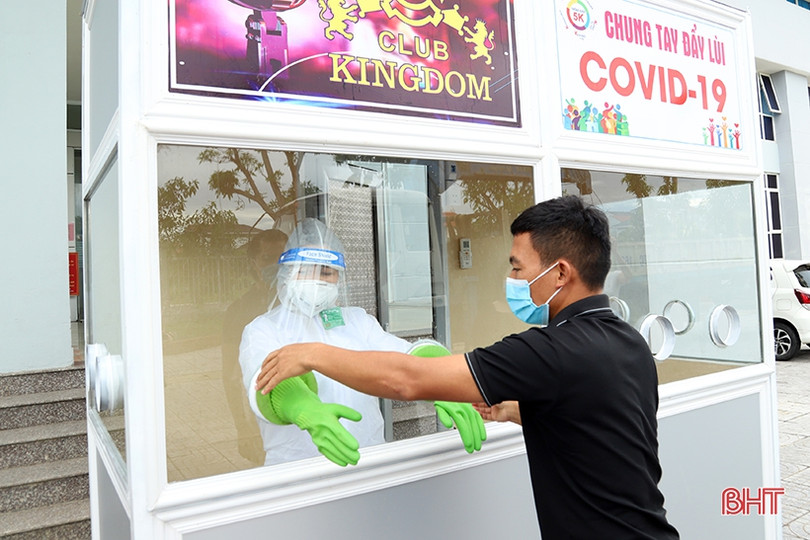 Trao tặng buồng lấy mẫu xét nghiệm chống nóng cho CDC Hà Tĩnh