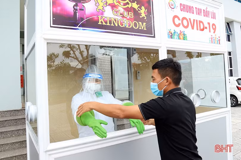 Trao tặng buồng lấy mẫu xét nghiệm chống nóng cho CDC Hà Tĩnh