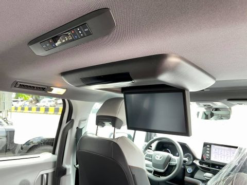Cận cảnh Toyota Sienna XSE 2021 với thiết kế thể thao hơn