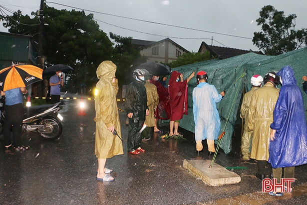 Hoàn thiện kỹ lưỡng các chốt phong tỏa khu vực có 3 bệnh nhân sinh sống ở Lộc Hà