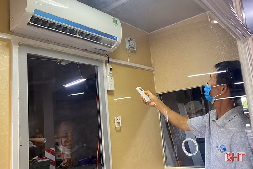 Trao tặng buồng lấy mẫu xét nghiệm chống nóng cho CDC Hà Tĩnh