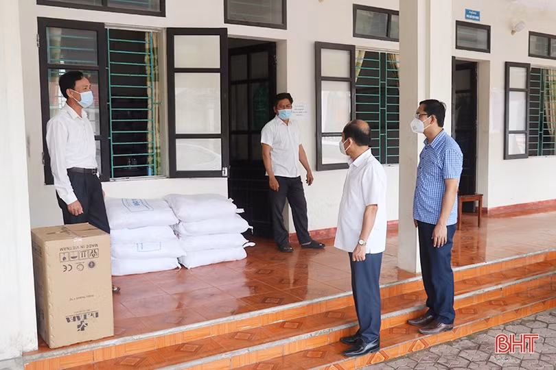 Lãnh đạo Hà Tĩnh động viên lực lượng tuyến đầu chống dịch