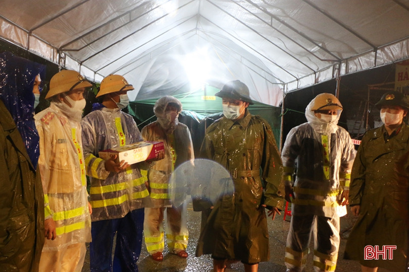 Nỗ lực vượt qua khó khăn, bảo vệ các điểm chốt kiểm soát phòng dịch Covid-19