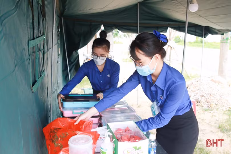 Ấm lòng những suất cơm hỗ trợ lực lượng phòng dịch của Bệnh viện Đa khoa TTH Hà Tĩnh