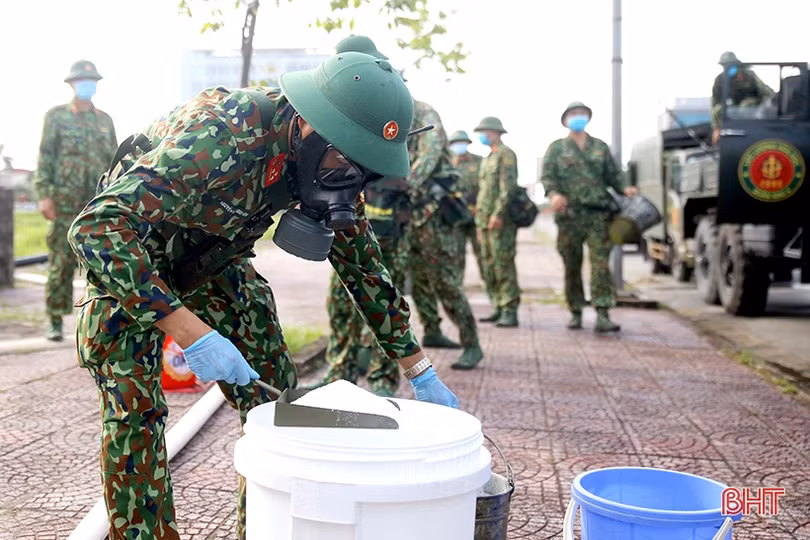 Quân khu 4 phun khử khuẩn các khu vực phong tỏa ở TP Hà Tĩnh