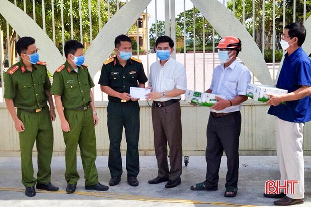 Bà con giáo dân Hà Tĩnh chung sức cùng cộng đồng chống dịch